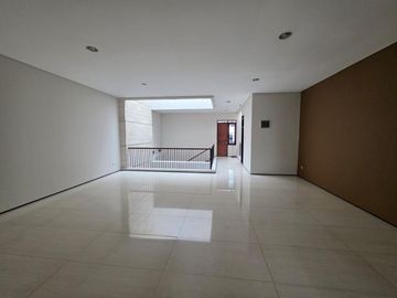 Rumah dijual di Cihampelas - Taman, Garasi