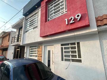 💎 VENTA DE CASA.                       Casa en venta en jardines del oriente puede ser para oficinas 

Venta $2,500,000

Superficie de Terreno: 90m2
Superficie de Construcción 177.24m2

Planta baja: 
1 baño 
1 cuarto
1 estancia 
Pequeña bodega de limpieza 

Planta alta
3 cuartos 
1 baño
Cocina integral 
Pequeño patio 

A 5 min de poliforum al sur de León, entre blvd Valtierra y Francisco villa