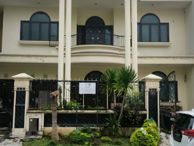Rumah Villa Royal, hadap utara, PLN 4400
