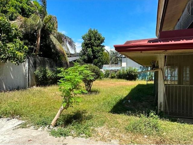 762sqm Residential Lot w Old House in Ayala Alabang Village FOR SALE