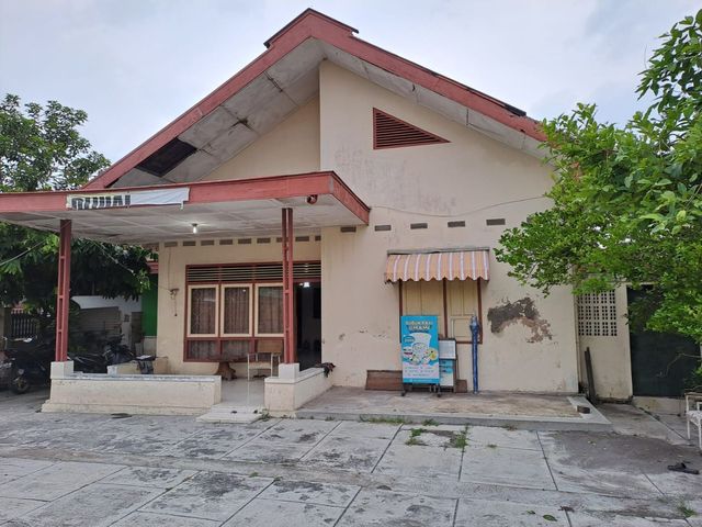 RUMAH HALAMAN BESAR DI KARANGASEM LAWEYAN, DEKAT KAMPUS ATMI