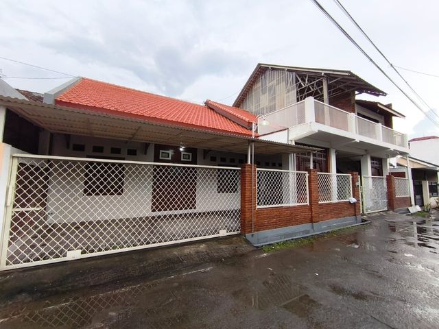 HUNIAN 2 LANTAI BALKON BAGUS DEKAT TRANSMART & KAMPUS UMS SOLO
