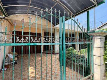 RUMAH MODEL LAMA DI PUSAT JANTUNG KOTA SOLO, DIJUAL CEPAT..!