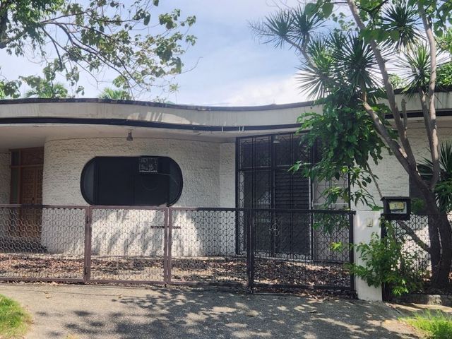 CORNER LOT FOR SALE WITH OLD HOUSE IN BELAIR MAKATI