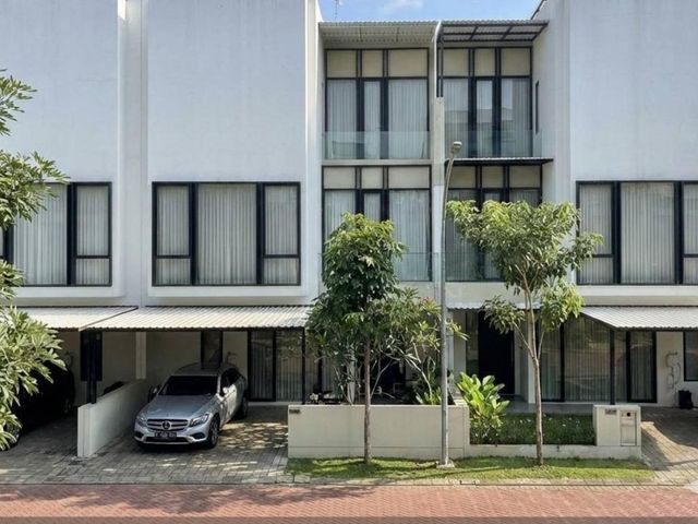 NEW CLUSTER DIAN ISTANA Mewah dan High Spec Bangunan 3 Lantai
