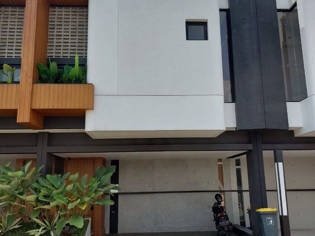 FAVOURY House BSD Full Furnished by Interior Design – SHM, 2+1 KT, Carport 2, Renov Besar