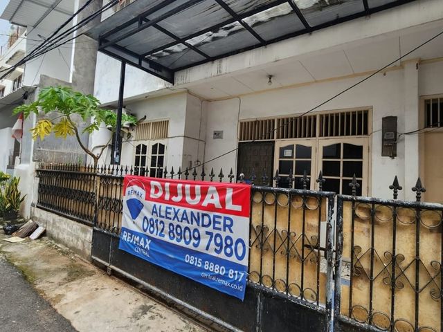 Dijual Rumah Hitung Tanah Saja dekat Mall dan Universitas