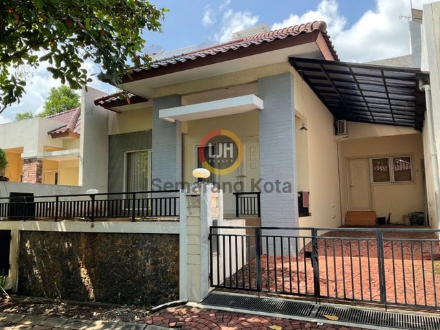 Rumah siap huni di Graha Candi Golf