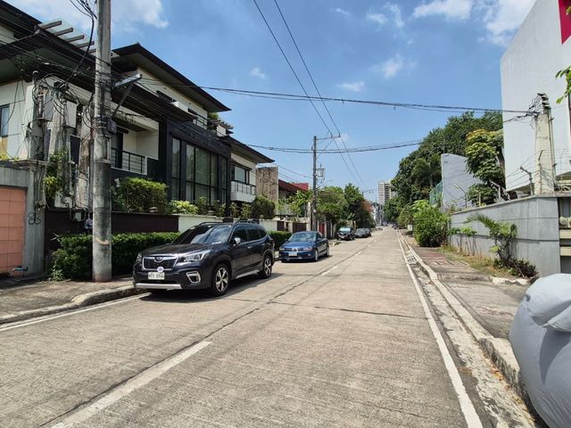 WITH AN OLD HOUSE STRUCTURE, LOT FOR SALE IN NEW MANILA, QUEZON CITY