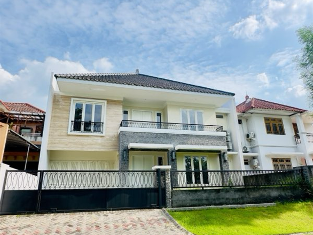 DIJUAL rumah Pakuwon city dekat pakuwon city mall (pcm)