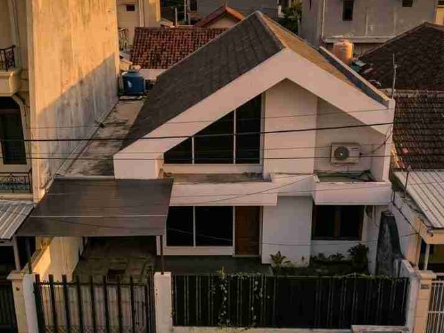 Rumah Manyar Kerta Adi Hitung Tanah atau bisa disewakan Siap Huni