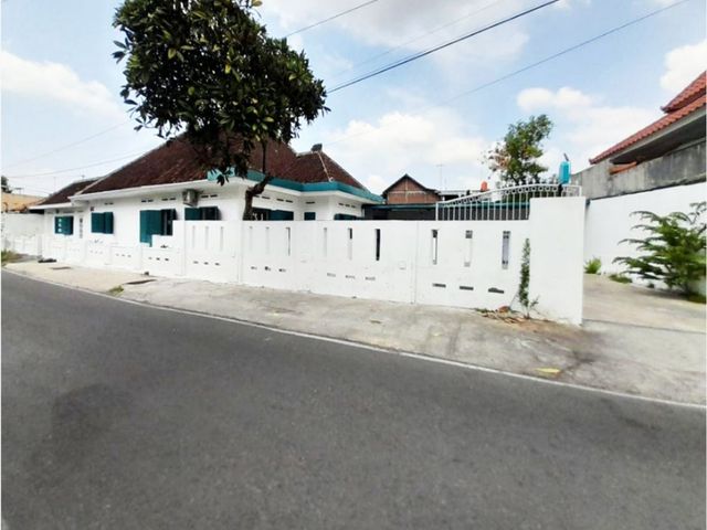 Dijual Disewakan rumah murah dan luas cocok untuk  resto bimbel kuliner di Gilingan Banjarsari Solo
