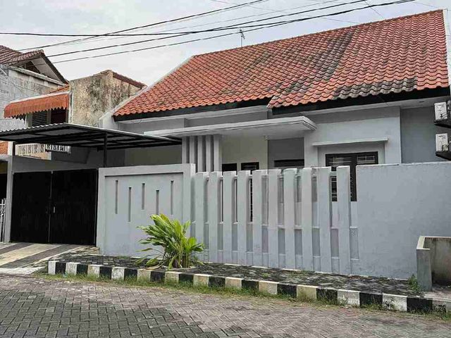 Sewa Rumah  Cantik 2 lantai siap huni diManyar Tirtomoyo Surabaya
