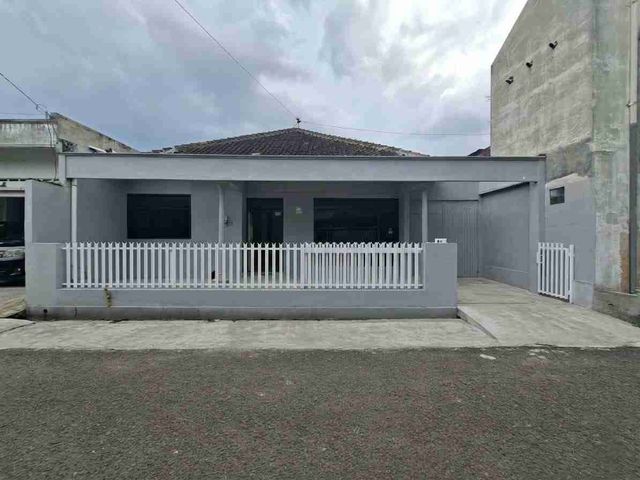 Di sewakan murah rumah dekat Sumber luas 220 m2