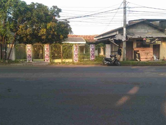 Dijual Rumah+kosan bisa dijadikan Gudang
Hitung tanah aja 
Di jl raya dekat pasar Mundu