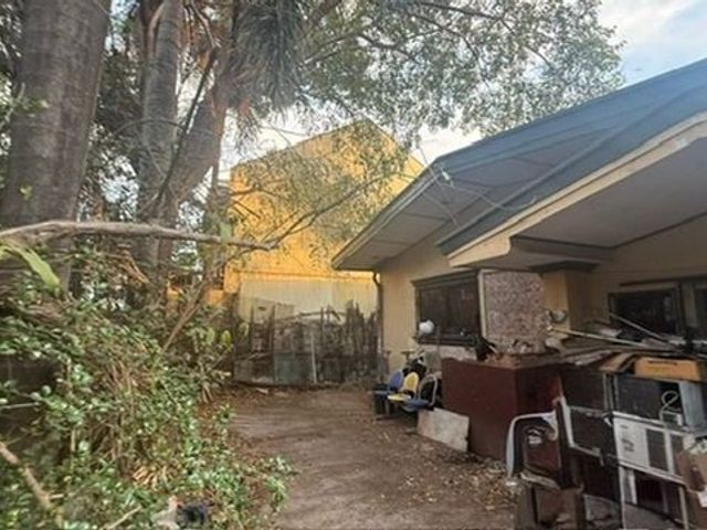 Residential Lot w/ Structure for Teardown in Brgy. Sacred Heart, Quezon City
