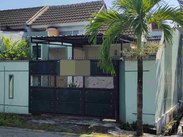 Rumah hook green Menganti, ada toko di sebelahnya.