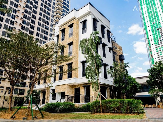 For Sale: 3 Bedroom Condominium in Portico, Oranbo, Pasig City