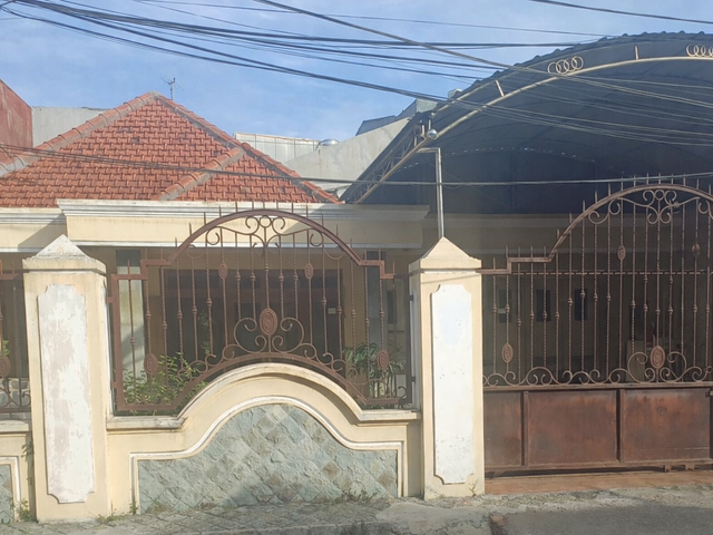Rumah Megah di Jalan Rokan Surabaya