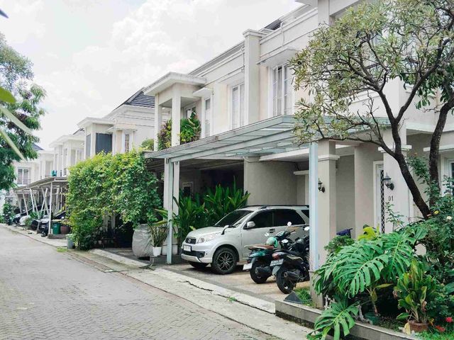 Jual rumah klasik 2 lantai di Komplek Villa Magnolia, Dekat tol Beji Depok