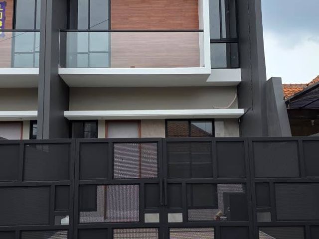 Dijual Rumah Rungkut 2Lt Dekat MERR – ROW 3 Mobil!