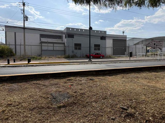 Renta de bodega comercial a pie de blvd San Juan Bosco esquina malaquita Ideal para comercio