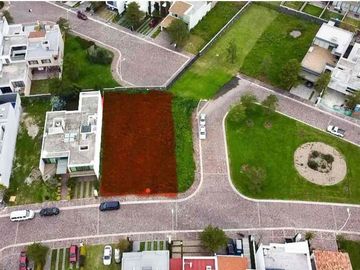 Terreno dentro de Fraccionamiento La Campiña Cluster 5.  664.78 metros
