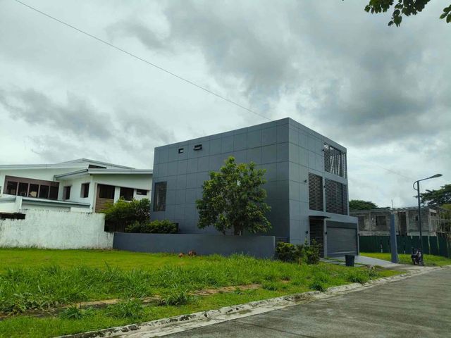 Contemporary Three-Storey Modern Residence with Striking Architectural Design
