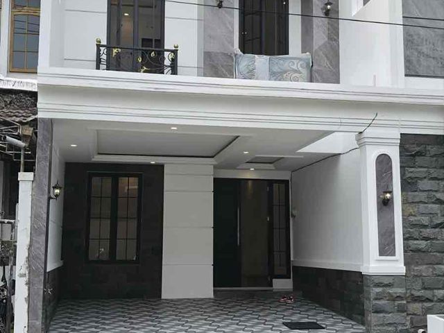 Rumah American Style  di Kertajaya Indah Dekat dengan GM