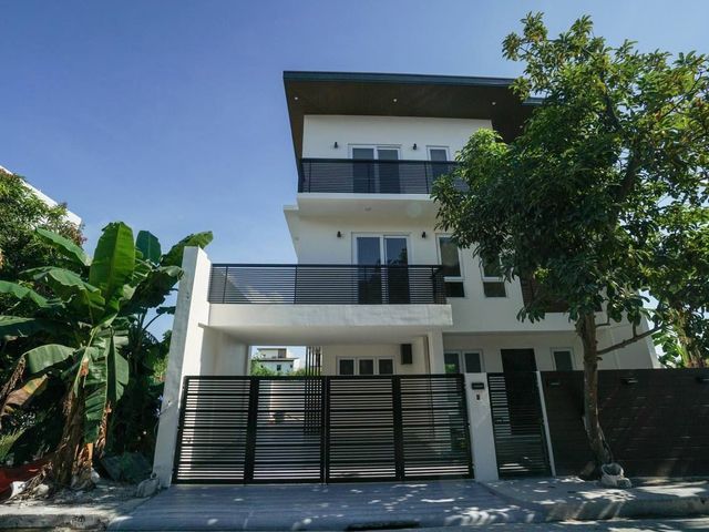 FOR SALE! 3 BEDROOMS IN GREENWOODS EXECUTIVE VILLAGE, RIZAL
