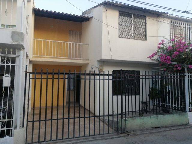 CASA DE 2 PISOS EN LUGAR RESIDENCIAL.-