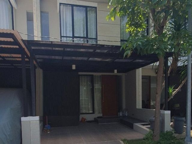 Disewakan Rumah 2 lantai di North West Lake Citraland Surabaya