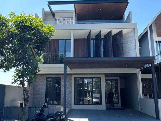 JUAL RUMAH ROYAL RESIDENCE  3 LANTAI , INTERIOR MEWAH  INCLUDE LIFT .