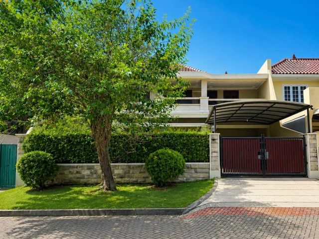 Rumah Pakuwon City STRATEGIS SIAP HUNI garasi 2, carport 4