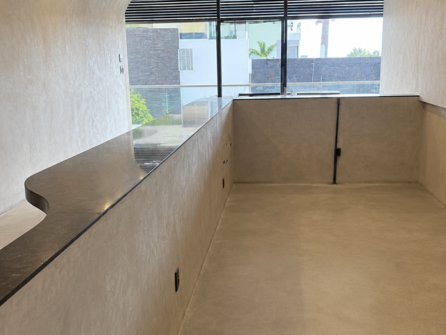Local Comercial con Terraza Frente a Plaza San Luis | 63 m²