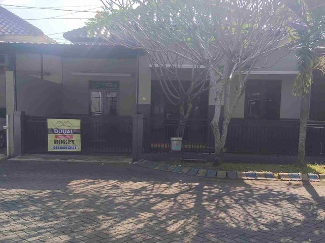 Dijual rumah dobel way lingkungan elite kota jember