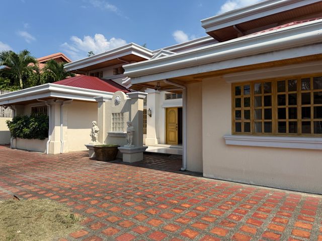 FOR LEASE : AYALA ALABANG 5BEDROOM 864SQM 130K