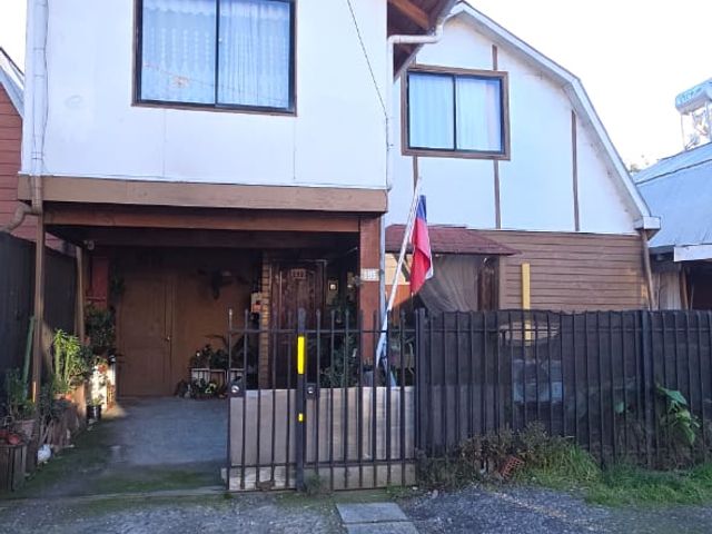 ESTUPENDA CASA A PASOS DEL CENTRO DE PUCON, 3 DORMITORIOS, 2 BAÑOS