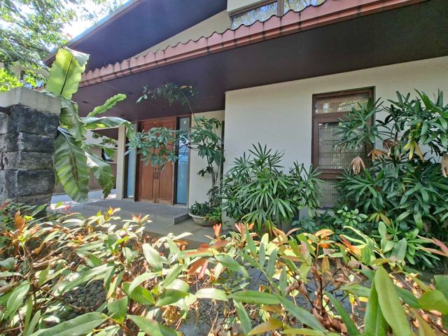 House and Lot For Rent in Dasmarinas Village Makati City - R1608