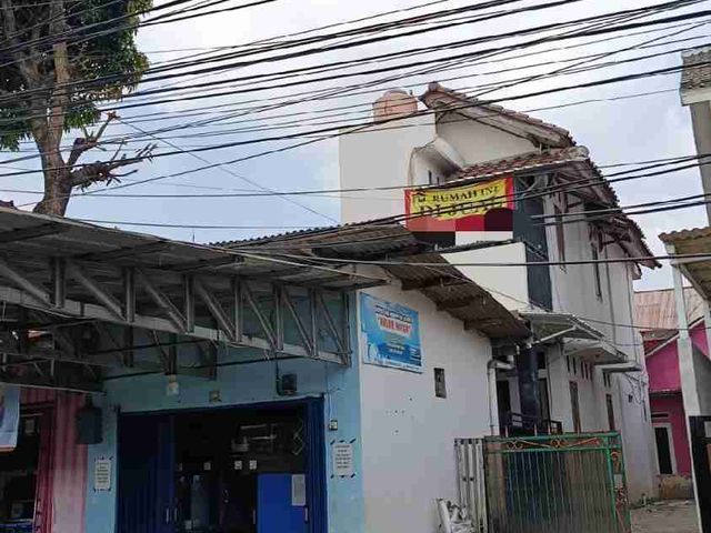 Spesifikasi dijual rumah 2 lantai brikut depot galon air kedepan dengan... 
Luas tanah 40 meter
Luas bangunan 80 meter
Kamar 3
Kamar mandi 3
Dapur 
Garasi mobil
Surat SHM
Pompa air jet pam
Toren air
Listrik 1500 watt
Lantai keramik

Harga 975 jt