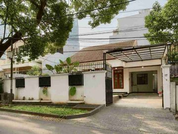 rumah sewa dekat Senopati bisa Kantor  Lt. 350 m / lb 275 m 1 Lantai  350 jt / thn