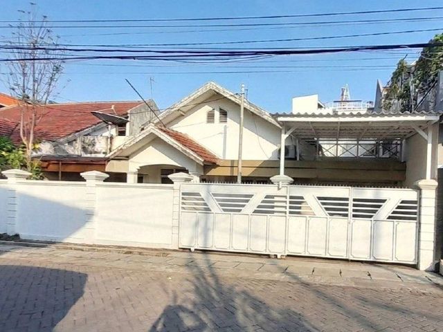 Rumah Dharmahusada, Hadap Timur, Carport 2, Garasi 4