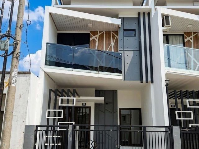 Rumah Kutisari Bangunan Baru Row 3Mobil, 3 Unit AC Baru