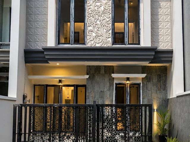 Rumah Hook Baru Gress American Style di Manyar Surabaya – SHM, Dekat Jalan Raya