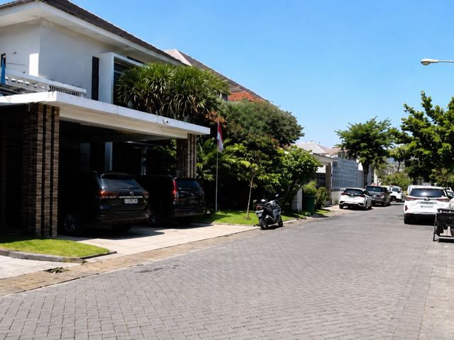 Dijual MURAH LELANG Rumah Mewah di Pakuwon City Malibu Beach ada Pool