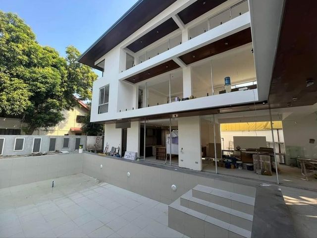Contemporary Pool Estate with Soaring Ceilings and 5 En-Suite Bedrooms in Hillsborough