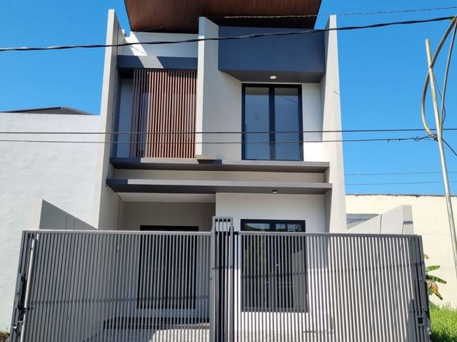 Murah!!!Rumah Manyar Jaya, 2 Lantai, siap huni, semi furnish, 5 Kt - 4 Km