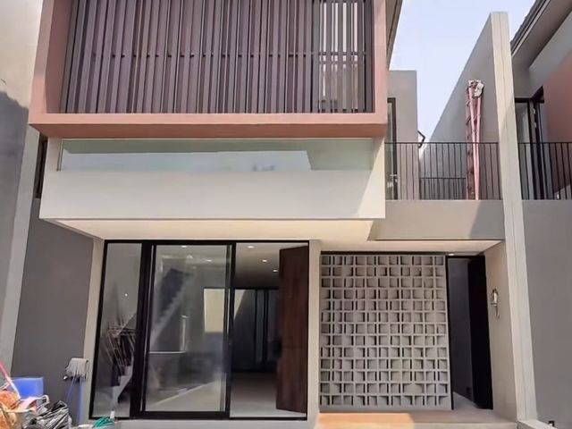 Dijual Rumah Baru di Central Park Mulyosari, Spek Bangunan Premium