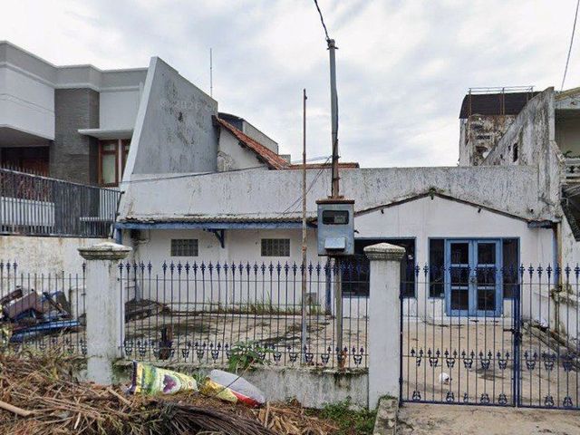 DISEWAKAN RUMAH JALAN KH MISBAKH - DR SOETOMO - PERLU RENOV