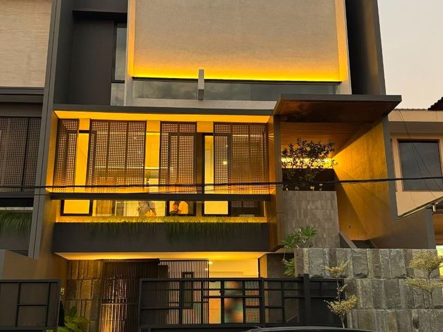 Rumah Manyar Kertoadi  NEW GRESS MODERN STRATEGIS
